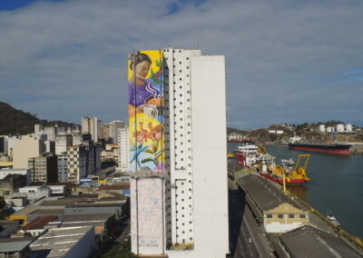 Vista aérea lateral do prédio mostrando o processo de pintura através do doodle art.