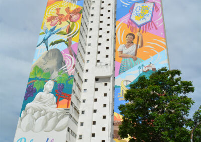 Vista lateral do prédio, mostrando a pintura com ícones da cultura capixaba.