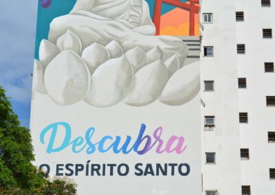 Detalhe do canto inferior direito do muram com o logotipo Descubra o Espírito Santo.