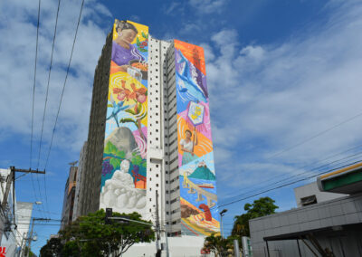 Vista lateral do prédio mostrando a pintura com ícones da cultura capixaba.