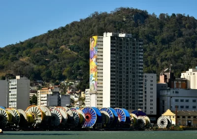Paisagem do centro de Vitória com mural como protagonista.