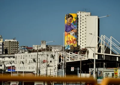 Paisagem urbana do mural artístico em meio aos outros prédios da cidade de Vitória.